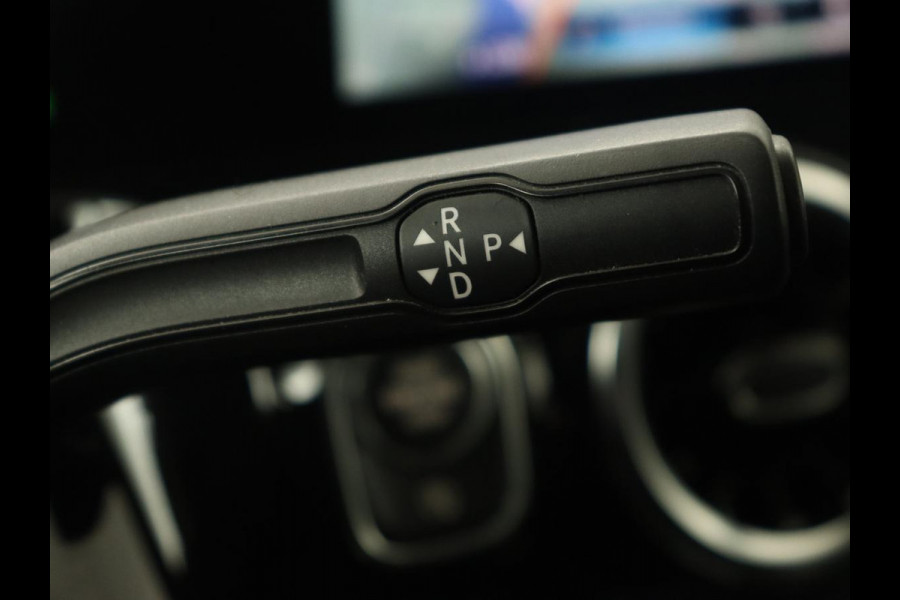 Mercedes-Benz GLA 180 Business Solution | Trekhaak | Stoelverwarming | Camera | Full LED | Half leder | Park Assist | Navigatie