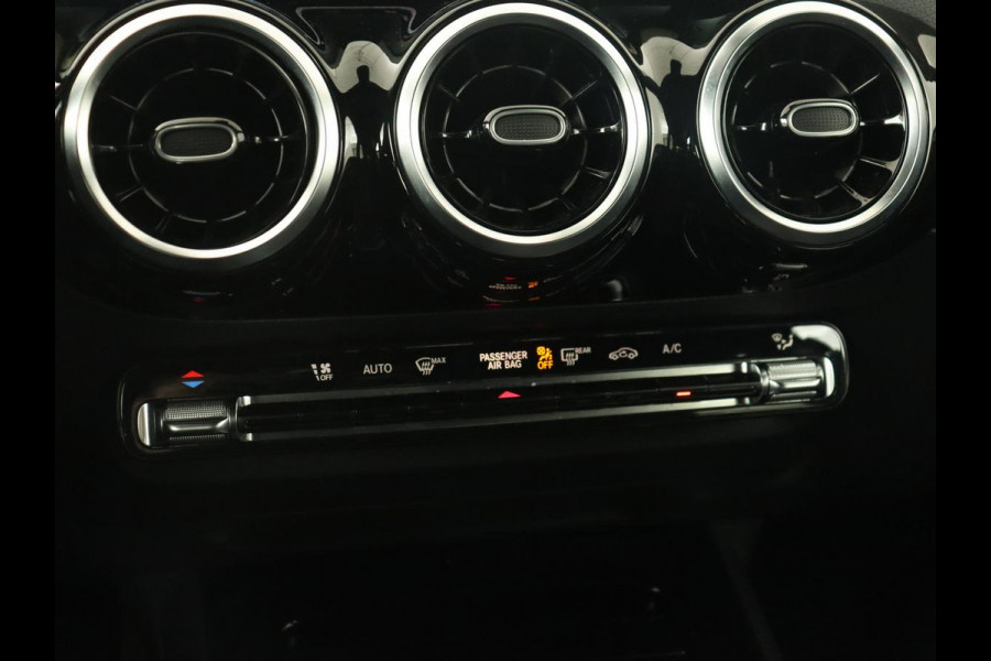Mercedes-Benz GLA 180 Business Solution | Trekhaak | Stoelverwarming | Camera | Full LED | Half leder | Park Assist | Navigatie