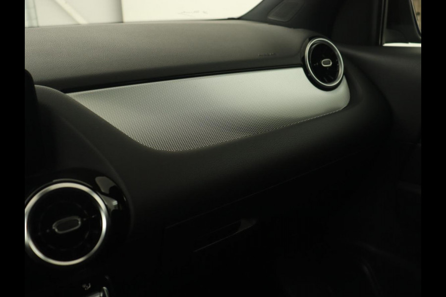 Mercedes-Benz GLA 180 Business Solution | Trekhaak | Stoelverwarming | Camera | Full LED | Half leder | Park Assist | Navigatie