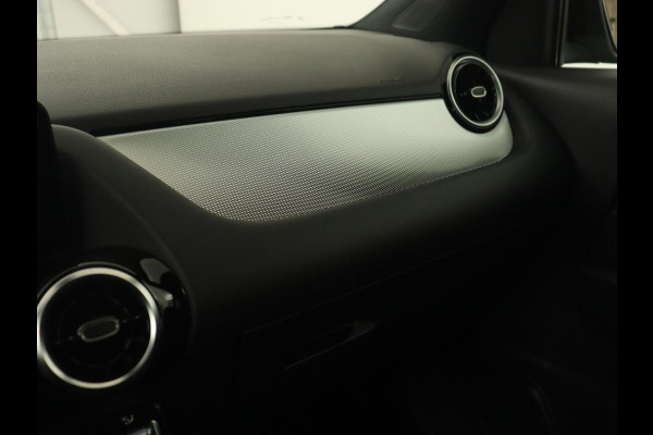 Mercedes-Benz GLA 180 Business Solution | Trekhaak | Stoelverwarming | Camera | Full LED | Half leder | Park Assist | Navigatie