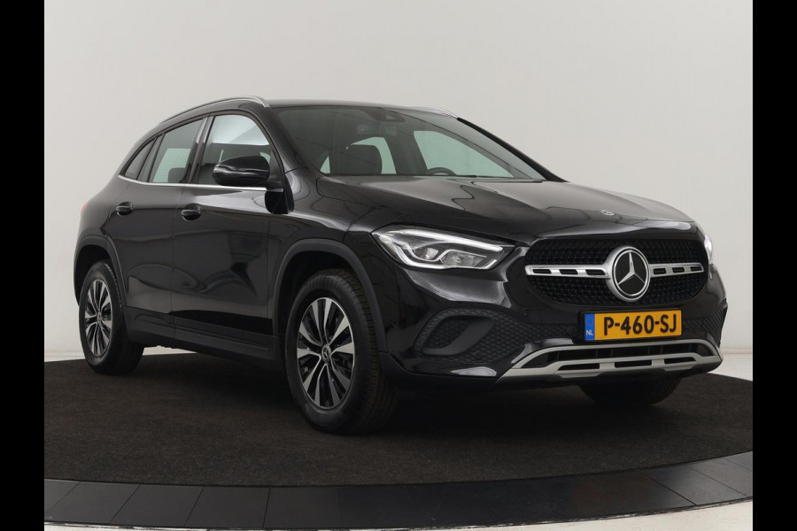 Mercedes-Benz GLA 180 Business Solution | Trekhaak | Stoelverwarming | Camera | Full LED | Half leder | Park Assist | Navigatie