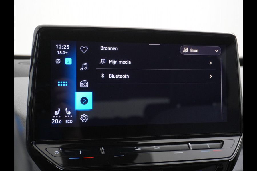 Volkswagen ID.3 First Plus 58kWh Trekhaak Camera Apple Carplay Android Auto Navi Adap.Cruise Ecc Pdc Matrix Led Stoelverwarming Lmv DAB Keyless Rijstrooksensor Wifi Origineel Nederlandse Auto