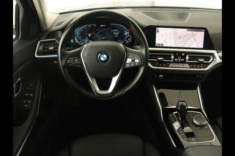BMW 3-serie 320e Sport Line | Leder | Stoelverwarming | Camera | Sportstoelen | Live Cockpit | Carplay | Navigatie | Parkeerhulp | Climate control