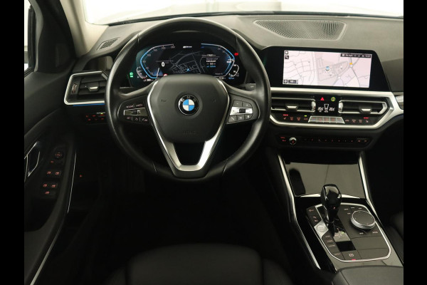 BMW 3-serie 320e Sport Line | Leder | Stoelverwarming | Camera | Sportstoelen | Live Cockpit | Carplay | Navigatie | Parkeerhulp | Climate control