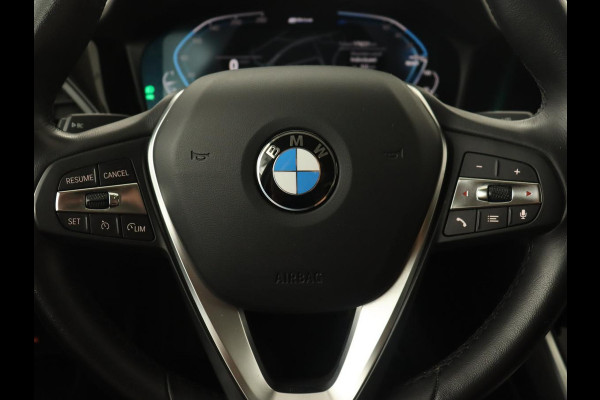 BMW 3-serie 320e Sport Line | Leder | Stoelverwarming | Camera | Sportstoelen | Live Cockpit | Carplay | Navigatie | Parkeerhulp | Climate control