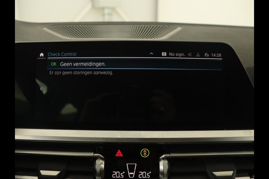 BMW 3-serie 320e Sport Line | Leder | Stoelverwarming | Camera | Sportstoelen | Live Cockpit | Carplay | Navigatie | Parkeerhulp | Climate control