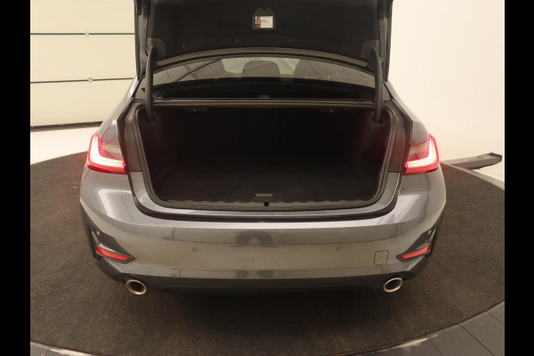BMW 3-serie 320e Sport Line | Leder | Stoelverwarming | Camera | Sportstoelen | Live Cockpit | Carplay | Navigatie | Parkeerhulp | Climate control