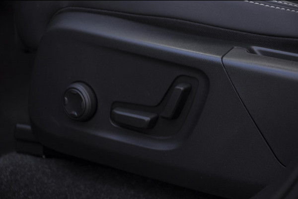 Volvo XC40 232PK Automaat Recharge Pro / Adaptieve cruise control/ Panoramadak/ Elektrische stoelen met geheugen/ BLIS/ Elektrische achterklep/ Parkeersensoren met 360 Camera/ Stoel en stuurwielverwarming/ Mistlampen/ Luxe bekleding/ 20" Velgen/ Harman kardon audio/ Apple carplay