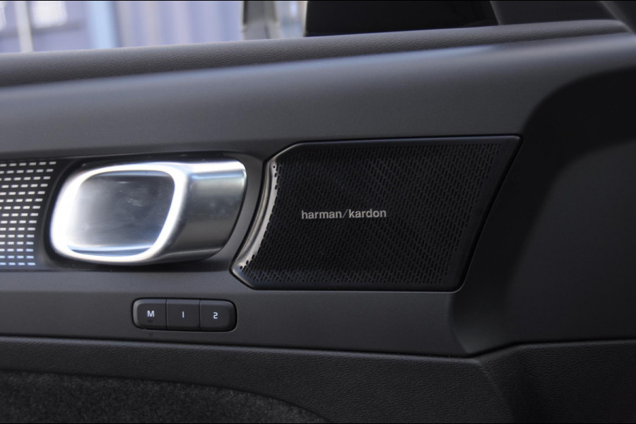 Volvo XC40 232PK Automaat Recharge Pro / Adaptieve cruise control/ Panoramadak/ Elektrische stoelen met geheugen/ BLIS/ Elektrische achterklep/ Parkeersensoren met 360 Camera/ Stoel en stuurwielverwarming/ Mistlampen/ Luxe bekleding/ 20" Velgen/ Harman kardon audio/ Apple carplay