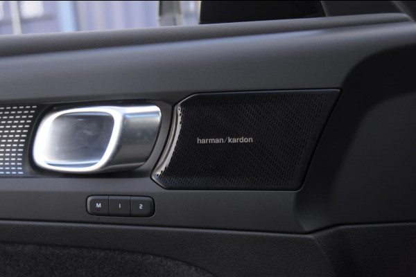 Volvo XC40 232PK Automaat Recharge Pro / Adaptieve cruise control/ Panoramadak/ Elektrische stoelen met geheugen/ BLIS/ Elektrische achterklep/ Parkeersensoren met 360 Camera/ Stoel en stuurwielverwarming/ Mistlampen/ Luxe bekleding/ 20" Velgen/ Harman kardon audio/ Apple carplay