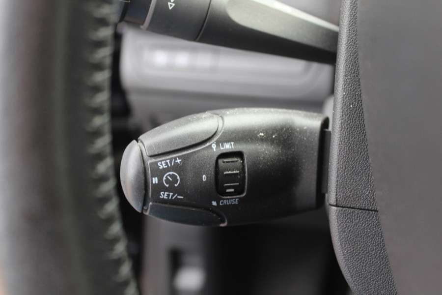 Peugeot 208 1.2 PureTech Allure / Panoramadak / Navigatie / Parkeerhulp achter / 16'' / Apple CarPlay / DAB / Cruise Control Peugeot 208 1.2 PureTech Allure / Panoramadak / Navigatie / Parkeerhulp achter / 16'' / Apple CarPlay / DAB / Cruise Control