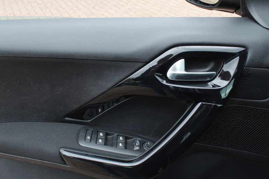Peugeot 208 1.2 PureTech Allure / Panoramadak / Navigatie / Parkeerhulp achter / 16'' / Apple CarPlay / DAB / Cruise Control Peugeot 208 1.2 PureTech Allure / Panoramadak / Navigatie / Parkeerhulp achter / 16'' / Apple CarPlay / DAB / Cruise Control