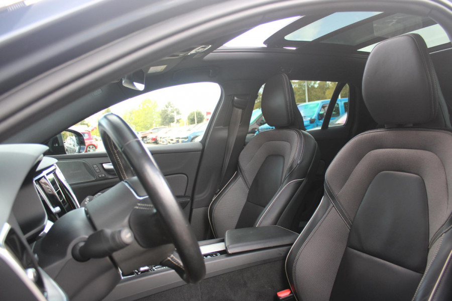 Volvo V60 2.0 B3 R-DESIGN 177PK MILD HYBRID AUTOMAAT 8 | PANORAMISCH SCHUIF/KANTELDAK | PREMIUM AUDIO BY HARMAN KARDON | 19" 5-TRIPPLE SPAAKS BLACK/DIAMAND CUT LICHTMETALEN VELGEN | BLINDSPOT INFOMATION SYSTEM (BLIS) | VERWARMDE VOORRUIT |VERWARMDE AQUABLADE RUITENWISSERBLADEN | PILOT ASSIST | APPLE CARPLAY / ANDROID AUTO | DODEHOEKDETECTIE |  ADAPTIEVE CRUISECONTROL | R-DESIGN BEKLEDING MET NAPPA LEDER I.C.M. OPEN GRID TEXTIEL | ELEKTRISCH VERSTELBARE CONTOUR STOELEN (SPORTSTOELEN) MET GEHEUGEN OP BEIDE VOORSTOELEN |VERWARMDE VOORSTOELEN EN ACHTERBANK | VERWARMD STUURWIEL | PAR