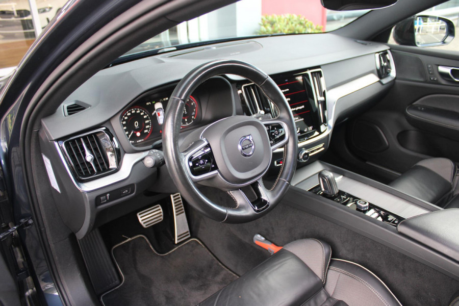 Volvo V60 2.0 B3 R-DESIGN 177PK MILD HYBRID AUTOMAAT 8 | PANORAMISCH SCHUIF/KANTELDAK | PREMIUM AUDIO BY HARMAN KARDON | 19" 5-TRIPPLE SPAAKS BLACK/DIAMAND CUT LICHTMETALEN VELGEN | BLINDSPOT INFOMATION SYSTEM (BLIS) | VERWARMDE VOORRUIT |VERWARMDE AQUABLADE RUITENWISSERBLADEN | PILOT ASSIST | APPLE CARPLAY / ANDROID AUTO | DODEHOEKDETECTIE |  ADAPTIEVE CRUISECONTROL | R-DESIGN BEKLEDING MET NAPPA LEDER I.C.M. OPEN GRID TEXTIEL | ELEKTRISCH VERSTELBARE CONTOUR STOELEN (SPORTSTOELEN) MET GEHEUGEN OP BEIDE VOORSTOELEN |VERWARMDE VOORSTOELEN EN ACHTERBANK | VERWARMD STUURWIEL | PAR