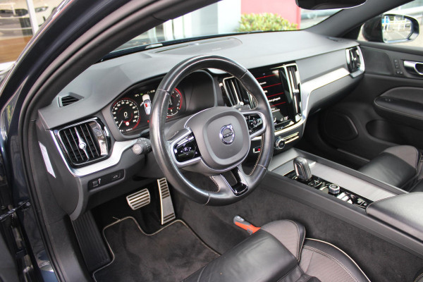 Volvo V60 2.0 B3 R-DESIGN 177PK MILD HYBRID AUTOMAAT 8 | PANORAMISCH SCHUIF/KANTELDAK | PREMIUM AUDIO BY HARMAN KARDON | 19" 5-TRIPPLE SPAAKS BLACK/DIAMAND CUT LICHTMETALEN VELGEN | BLINDSPOT INFOMATION SYSTEM (BLIS) | VERWARMDE VOORRUIT |VERWARMDE AQUABLADE RUITENWISSERBLADEN | PILOT ASSIST | APPLE CARPLAY / ANDROID AUTO | DODEHOEKDETECTIE |  ADAPTIEVE CRUISECONTROL | R-DESIGN BEKLEDING MET NAPPA LEDER I.C.M. OPEN GRID TEXTIEL | ELEKTRISCH VERSTELBARE CONTOUR STOELEN (SPORTSTOELEN) MET GEHEUGEN OP BEIDE VOORSTOELEN |VERWARMDE VOORSTOELEN EN ACHTERBANK | VERWARMD STUURWIEL | PAR