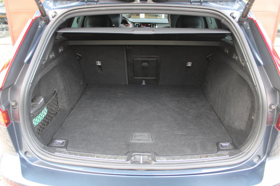 Volvo V60 2.0 B3 R-DESIGN 177PK MILD HYBRID AUTOMAAT 8 | PANORAMISCH SCHUIF/KANTELDAK | PREMIUM AUDIO BY HARMAN KARDON | 19" 5-TRIPPLE SPAAKS BLACK/DIAMAND CUT LICHTMETALEN VELGEN | BLINDSPOT INFOMATION SYSTEM (BLIS) | VERWARMDE VOORRUIT |VERWARMDE AQUABLADE RUITENWISSERBLADEN | PILOT ASSIST | APPLE CARPLAY / ANDROID AUTO | DODEHOEKDETECTIE |  ADAPTIEVE CRUISECONTROL | R-DESIGN BEKLEDING MET NAPPA LEDER I.C.M. OPEN GRID TEXTIEL | ELEKTRISCH VERSTELBARE CONTOUR STOELEN (SPORTSTOELEN) MET GEHEUGEN OP BEIDE VOORSTOELEN |VERWARMDE VOORSTOELEN EN ACHTERBANK | VERWARMD STUURWIEL | PAR
