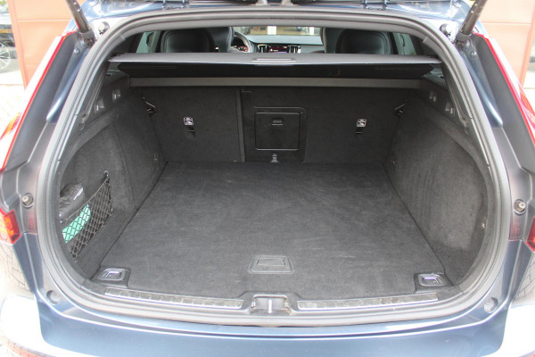 Volvo V60 2.0 B3 R-DESIGN 177PK MILD HYBRID AUTOMAAT 8 | PANORAMISCH SCHUIF/KANTELDAK | PREMIUM AUDIO BY HARMAN KARDON | 19" 5-TRIPPLE SPAAKS BLACK/DIAMAND CUT LICHTMETALEN VELGEN | BLINDSPOT INFOMATION SYSTEM (BLIS) | VERWARMDE VOORRUIT |VERWARMDE AQUABLADE RUITENWISSERBLADEN | PILOT ASSIST | APPLE CARPLAY / ANDROID AUTO | DODEHOEKDETECTIE |  ADAPTIEVE CRUISECONTROL | R-DESIGN BEKLEDING MET NAPPA LEDER I.C.M. OPEN GRID TEXTIEL | ELEKTRISCH VERSTELBARE CONTOUR STOELEN (SPORTSTOELEN) MET GEHEUGEN OP BEIDE VOORSTOELEN |VERWARMDE VOORSTOELEN EN ACHTERBANK | VERWARMD STUURWIEL | PAR