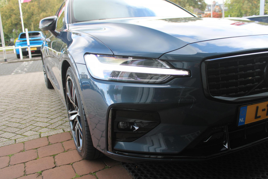 Volvo V60 2.0 B3 R-DESIGN 177PK MILD HYBRID AUTOMAAT 8 | PANORAMISCH SCHUIF/KANTELDAK | PREMIUM AUDIO BY HARMAN KARDON | 19" 5-TRIPPLE SPAAKS BLACK/DIAMAND CUT LICHTMETALEN VELGEN | BLINDSPOT INFOMATION SYSTEM (BLIS) | VERWARMDE VOORRUIT |VERWARMDE AQUABLADE RUITENWISSERBLADEN | PILOT ASSIST | APPLE CARPLAY / ANDROID AUTO | DODEHOEKDETECTIE |  ADAPTIEVE CRUISECONTROL | R-DESIGN BEKLEDING MET NAPPA LEDER I.C.M. OPEN GRID TEXTIEL | ELEKTRISCH VERSTELBARE CONTOUR STOELEN (SPORTSTOELEN) MET GEHEUGEN OP BEIDE VOORSTOELEN |VERWARMDE VOORSTOELEN EN ACHTERBANK | VERWARMD STUURWIEL | PAR