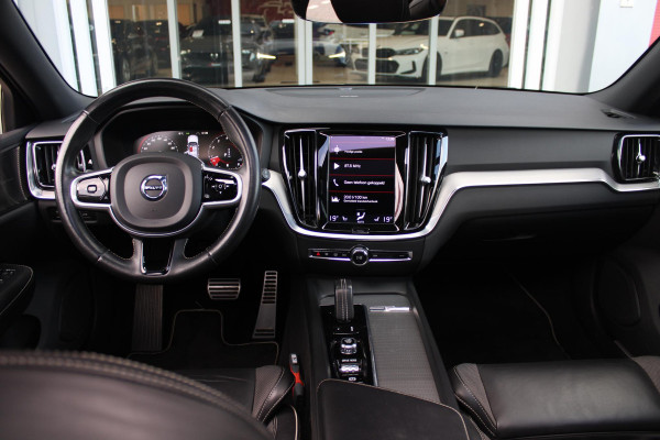 Volvo V60 2.0 B3 R-DESIGN 177PK MILD HYBRID AUTOMAAT 8 | PANORAMISCH SCHUIF/KANTELDAK | PREMIUM AUDIO BY HARMAN KARDON | 19" 5-TRIPPLE SPAAKS BLACK/DIAMAND CUT LICHTMETALEN VELGEN | BLINDSPOT INFOMATION SYSTEM (BLIS) | VERWARMDE VOORRUIT |VERWARMDE AQUABLADE RUITENWISSERBLADEN | PILOT ASSIST | APPLE CARPLAY / ANDROID AUTO | DODEHOEKDETECTIE |  ADAPTIEVE CRUISECONTROL | R-DESIGN BEKLEDING MET NAPPA LEDER I.C.M. OPEN GRID TEXTIEL | ELEKTRISCH VERSTELBARE CONTOUR STOELEN (SPORTSTOELEN) MET GEHEUGEN OP BEIDE VOORSTOELEN |VERWARMDE VOORSTOELEN EN ACHTERBANK | VERWARMD STUURWIEL | PAR