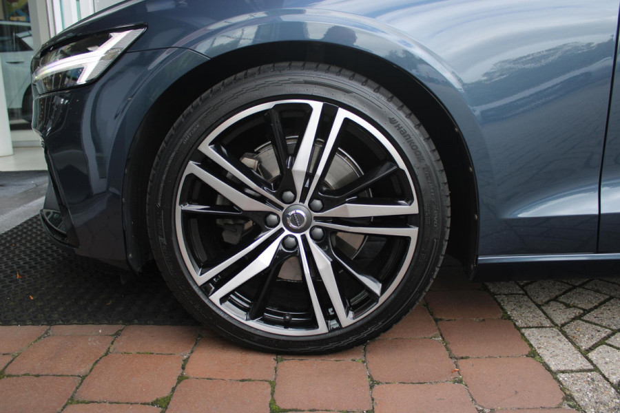 Volvo V60 2.0 B3 R-DESIGN 177PK MILD HYBRID AUTOMAAT 8 | PANORAMISCH SCHUIF/KANTELDAK | PREMIUM AUDIO BY HARMAN KARDON | 19" 5-TRIPPLE SPAAKS BLACK/DIAMAND CUT LICHTMETALEN VELGEN | BLINDSPOT INFOMATION SYSTEM (BLIS) | VERWARMDE VOORRUIT |VERWARMDE AQUABLADE RUITENWISSERBLADEN | PILOT ASSIST | APPLE CARPLAY / ANDROID AUTO | DODEHOEKDETECTIE |  ADAPTIEVE CRUISECONTROL | R-DESIGN BEKLEDING MET NAPPA LEDER I.C.M. OPEN GRID TEXTIEL | ELEKTRISCH VERSTELBARE CONTOUR STOELEN (SPORTSTOELEN) MET GEHEUGEN OP BEIDE VOORSTOELEN |VERWARMDE VOORSTOELEN EN ACHTERBANK | VERWARMD STUURWIEL | PAR