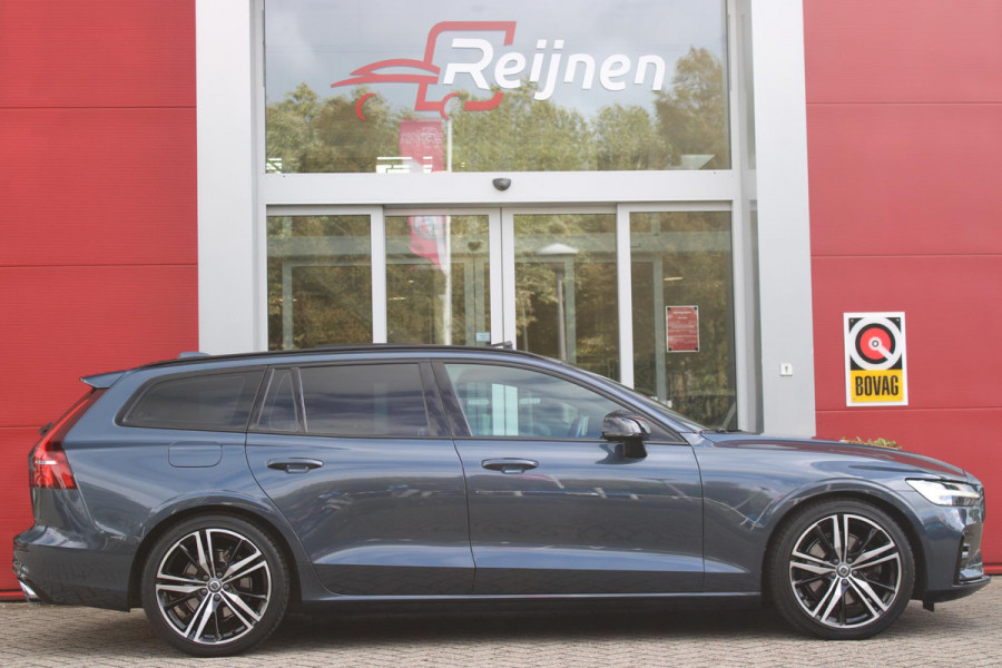 Volvo V60 2.0 B3 R-DESIGN 177PK MILD HYBRID AUTOMAAT 8 | PANORAMISCH SCHUIF/KANTELDAK | PREMIUM AUDIO BY HARMAN KARDON | 19" 5-TRIPPLE SPAAKS BLACK/DIAMAND CUT LICHTMETALEN VELGEN | BLINDSPOT INFOMATION SYSTEM (BLIS) | VERWARMDE VOORRUIT |VERWARMDE AQUABLADE RUITENWISSERBLADEN | PILOT ASSIST | APPLE CARPLAY / ANDROID AUTO | DODEHOEKDETECTIE |  ADAPTIEVE CRUISECONTROL | R-DESIGN BEKLEDING MET NAPPA LEDER I.C.M. OPEN GRID TEXTIEL | ELEKTRISCH VERSTELBARE CONTOUR STOELEN (SPORTSTOELEN) MET GEHEUGEN OP BEIDE VOORSTOELEN |VERWARMDE VOORSTOELEN EN ACHTERBANK | VERWARMD STUURWIEL | PAR