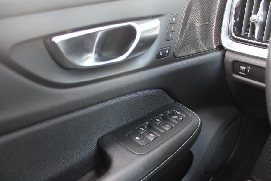 Volvo V60 2.0 B3 R-DESIGN 177PK MILD HYBRID AUTOMAAT 8 | PANORAMISCH SCHUIF/KANTELDAK | PREMIUM AUDIO BY HARMAN KARDON | 19" 5-TRIPPLE SPAAKS BLACK/DIAMAND CUT LICHTMETALEN VELGEN | BLINDSPOT INFOMATION SYSTEM (BLIS) | VERWARMDE VOORRUIT |VERWARMDE AQUABLADE RUITENWISSERBLADEN | PILOT ASSIST | APPLE CARPLAY / ANDROID AUTO | DODEHOEKDETECTIE |  ADAPTIEVE CRUISECONTROL | R-DESIGN BEKLEDING MET NAPPA LEDER I.C.M. OPEN GRID TEXTIEL | ELEKTRISCH VERSTELBARE CONTOUR STOELEN (SPORTSTOELEN) MET GEHEUGEN OP BEIDE VOORSTOELEN |VERWARMDE VOORSTOELEN EN ACHTERBANK | VERWARMD STUURWIEL | PAR