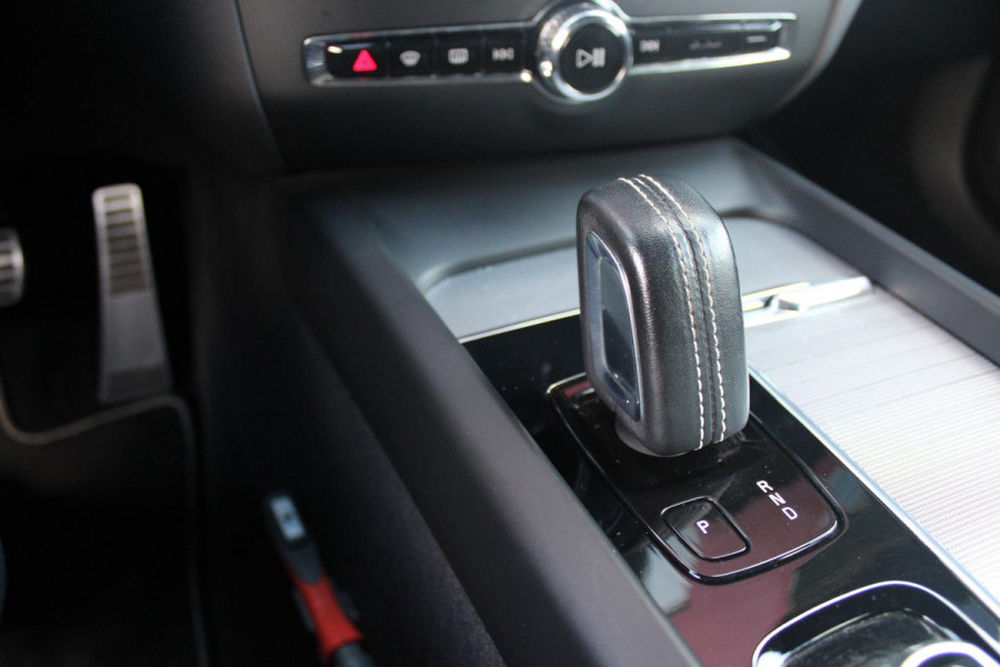 Volvo V60 2.0 B3 R-DESIGN 177PK MILD HYBRID AUTOMAAT 8 | PANORAMISCH SCHUIF/KANTELDAK | PREMIUM AUDIO BY HARMAN KARDON | 19" 5-TRIPPLE SPAAKS BLACK/DIAMAND CUT LICHTMETALEN VELGEN | BLINDSPOT INFOMATION SYSTEM (BLIS) | VERWARMDE VOORRUIT |VERWARMDE AQUABLADE RUITENWISSERBLADEN | PILOT ASSIST | APPLE CARPLAY / ANDROID AUTO | DODEHOEKDETECTIE |  ADAPTIEVE CRUISECONTROL | R-DESIGN BEKLEDING MET NAPPA LEDER I.C.M. OPEN GRID TEXTIEL | ELEKTRISCH VERSTELBARE CONTOUR STOELEN (SPORTSTOELEN) MET GEHEUGEN OP BEIDE VOORSTOELEN |VERWARMDE VOORSTOELEN EN ACHTERBANK | VERWARMD STUURWIEL | PAR