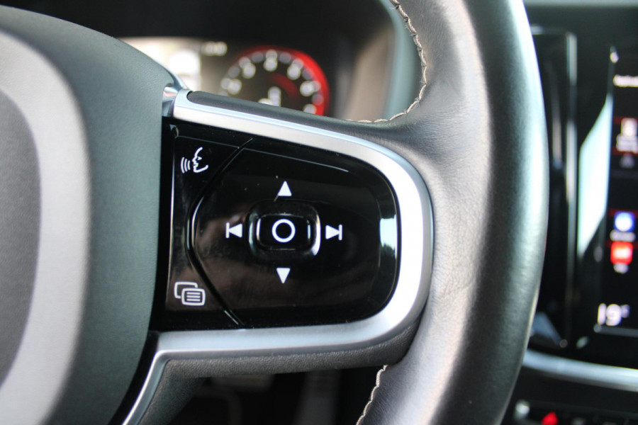 Volvo V60 2.0 B3 R-DESIGN 177PK MILD HYBRID AUTOMAAT 8 | PANORAMISCH SCHUIF/KANTELDAK | PREMIUM AUDIO BY HARMAN KARDON | 19" 5-TRIPPLE SPAAKS BLACK/DIAMAND CUT LICHTMETALEN VELGEN | BLINDSPOT INFOMATION SYSTEM (BLIS) | VERWARMDE VOORRUIT |VERWARMDE AQUABLADE RUITENWISSERBLADEN | PILOT ASSIST | APPLE CARPLAY / ANDROID AUTO | DODEHOEKDETECTIE |  ADAPTIEVE CRUISECONTROL | R-DESIGN BEKLEDING MET NAPPA LEDER I.C.M. OPEN GRID TEXTIEL | ELEKTRISCH VERSTELBARE CONTOUR STOELEN (SPORTSTOELEN) MET GEHEUGEN OP BEIDE VOORSTOELEN |VERWARMDE VOORSTOELEN EN ACHTERBANK | VERWARMD STUURWIEL | PAR