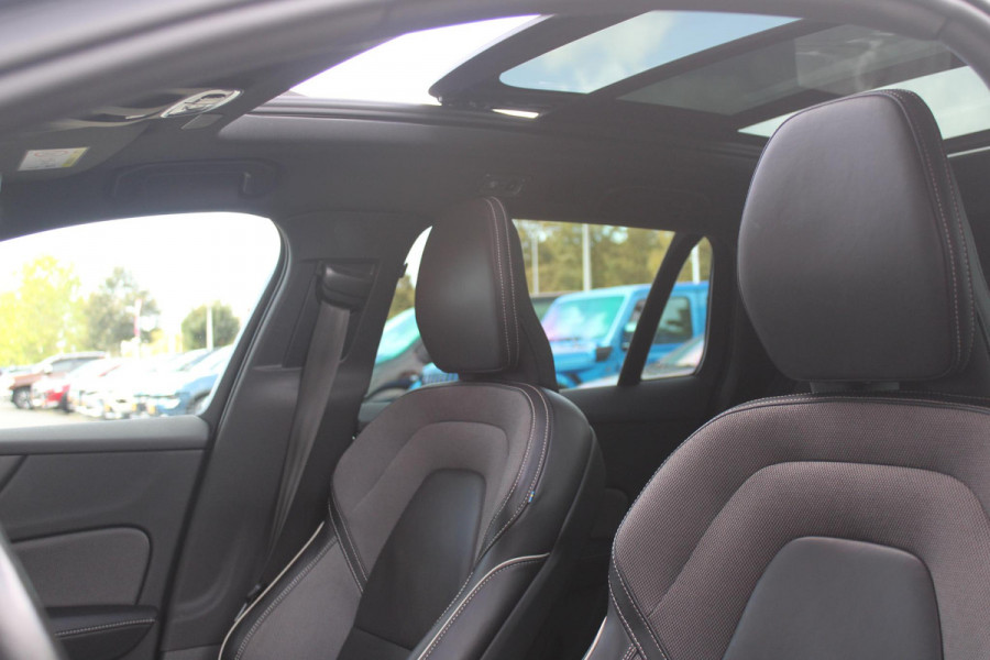 Volvo V60 2.0 B3 R-DESIGN 177PK MILD HYBRID AUTOMAAT 8 | PANORAMISCH SCHUIF/KANTELDAK | PREMIUM AUDIO BY HARMAN KARDON | 19" 5-TRIPPLE SPAAKS BLACK/DIAMAND CUT LICHTMETALEN VELGEN | BLINDSPOT INFOMATION SYSTEM (BLIS) | VERWARMDE VOORRUIT |VERWARMDE AQUABLADE RUITENWISSERBLADEN | PILOT ASSIST | APPLE CARPLAY / ANDROID AUTO | DODEHOEKDETECTIE |  ADAPTIEVE CRUISECONTROL | R-DESIGN BEKLEDING MET NAPPA LEDER I.C.M. OPEN GRID TEXTIEL | ELEKTRISCH VERSTELBARE CONTOUR STOELEN (SPORTSTOELEN) MET GEHEUGEN OP BEIDE VOORSTOELEN |VERWARMDE VOORSTOELEN EN ACHTERBANK | VERWARMD STUURWIEL | PAR