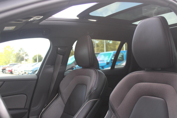 Volvo V60 2.0 B3 R-DESIGN 177PK MILD HYBRID AUTOMAAT 8 | PANORAMISCH SCHUIF/KANTELDAK | PREMIUM AUDIO BY HARMAN KARDON | 19" 5-TRIPPLE SPAAKS BLACK/DIAMAND CUT LICHTMETALEN VELGEN | BLINDSPOT INFOMATION SYSTEM (BLIS) | VERWARMDE VOORRUIT |VERWARMDE AQUABLADE RUITENWISSERBLADEN | PILOT ASSIST | APPLE CARPLAY / ANDROID AUTO | DODEHOEKDETECTIE |  ADAPTIEVE CRUISECONTROL | R-DESIGN BEKLEDING MET NAPPA LEDER I.C.M. OPEN GRID TEXTIEL | ELEKTRISCH VERSTELBARE CONTOUR STOELEN (SPORTSTOELEN) MET GEHEUGEN OP BEIDE VOORSTOELEN |VERWARMDE VOORSTOELEN EN ACHTERBANK | VERWARMD STUURWIEL | PAR