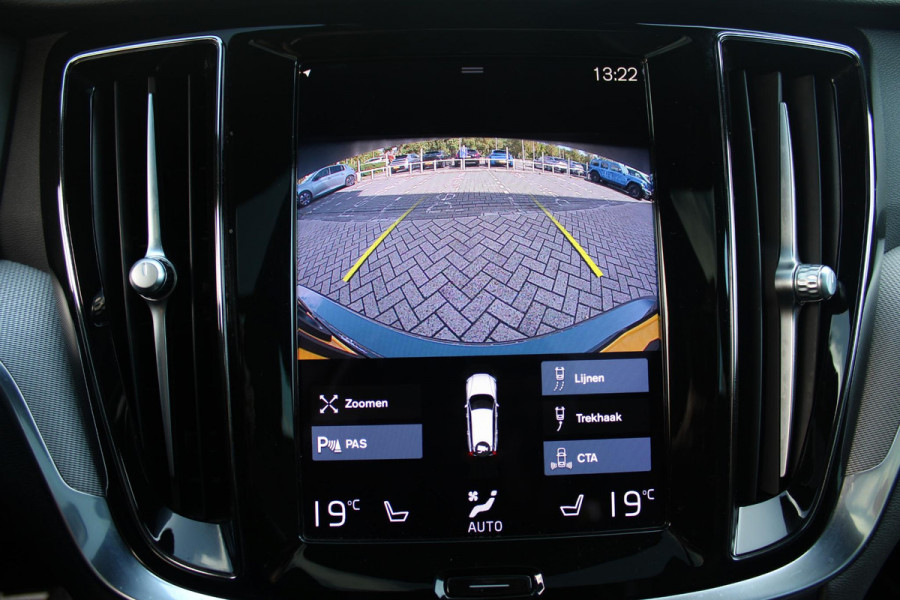 Volvo V60 2.0 B3 R-DESIGN 177PK MILD HYBRID AUTOMAAT 8 | PANORAMISCH SCHUIF/KANTELDAK | PREMIUM AUDIO BY HARMAN KARDON | 19" 5-TRIPPLE SPAAKS BLACK/DIAMAND CUT LICHTMETALEN VELGEN | BLINDSPOT INFOMATION SYSTEM (BLIS) | VERWARMDE VOORRUIT |VERWARMDE AQUABLADE RUITENWISSERBLADEN | PILOT ASSIST | APPLE CARPLAY / ANDROID AUTO | DODEHOEKDETECTIE |  ADAPTIEVE CRUISECONTROL | R-DESIGN BEKLEDING MET NAPPA LEDER I.C.M. OPEN GRID TEXTIEL | ELEKTRISCH VERSTELBARE CONTOUR STOELEN (SPORTSTOELEN) MET GEHEUGEN OP BEIDE VOORSTOELEN |VERWARMDE VOORSTOELEN EN ACHTERBANK | VERWARMD STUURWIEL | PAR