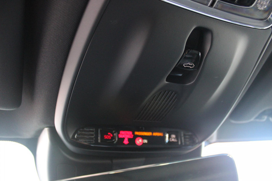 Volvo V60 2.0 B3 R-DESIGN 177PK MILD HYBRID AUTOMAAT 8 | PANORAMISCH SCHUIF/KANTELDAK | PREMIUM AUDIO BY HARMAN KARDON | 19" 5-TRIPPLE SPAAKS BLACK/DIAMAND CUT LICHTMETALEN VELGEN | BLINDSPOT INFOMATION SYSTEM (BLIS) | VERWARMDE VOORRUIT |VERWARMDE AQUABLADE RUITENWISSERBLADEN | PILOT ASSIST | APPLE CARPLAY / ANDROID AUTO | DODEHOEKDETECTIE |  ADAPTIEVE CRUISECONTROL | R-DESIGN BEKLEDING MET NAPPA LEDER I.C.M. OPEN GRID TEXTIEL | ELEKTRISCH VERSTELBARE CONTOUR STOELEN (SPORTSTOELEN) MET GEHEUGEN OP BEIDE VOORSTOELEN |VERWARMDE VOORSTOELEN EN ACHTERBANK | VERWARMD STUURWIEL | PAR