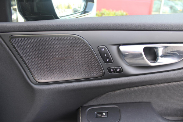 Volvo V60 2.0 B3 R-DESIGN 177PK MILD HYBRID AUTOMAAT 8 | PANORAMISCH SCHUIF/KANTELDAK | PREMIUM AUDIO BY HARMAN KARDON | 19" 5-TRIPPLE SPAAKS BLACK/DIAMAND CUT LICHTMETALEN VELGEN | BLINDSPOT INFOMATION SYSTEM (BLIS) | VERWARMDE VOORRUIT |VERWARMDE AQUABLADE RUITENWISSERBLADEN | PILOT ASSIST | APPLE CARPLAY / ANDROID AUTO | DODEHOEKDETECTIE |  ADAPTIEVE CRUISECONTROL | R-DESIGN BEKLEDING MET NAPPA LEDER I.C.M. OPEN GRID TEXTIEL | ELEKTRISCH VERSTELBARE CONTOUR STOELEN (SPORTSTOELEN) MET GEHEUGEN OP BEIDE VOORSTOELEN |VERWARMDE VOORSTOELEN EN ACHTERBANK | VERWARMD STUURWIEL | PAR
