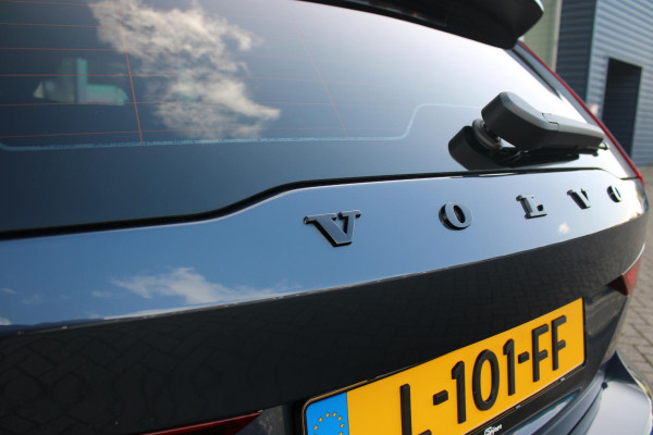 Volvo V60 2.0 B3 R-DESIGN 177PK MILD HYBRID AUTOMAAT 8 | PANORAMISCH SCHUIF/KANTELDAK | PREMIUM AUDIO BY HARMAN KARDON | 19" 5-TRIPPLE SPAAKS BLACK/DIAMAND CUT LICHTMETALEN VELGEN | BLINDSPOT INFOMATION SYSTEM (BLIS) | VERWARMDE VOORRUIT |VERWARMDE AQUABLADE RUITENWISSERBLADEN | PILOT ASSIST | APPLE CARPLAY / ANDROID AUTO | DODEHOEKDETECTIE |  ADAPTIEVE CRUISECONTROL | R-DESIGN BEKLEDING MET NAPPA LEDER I.C.M. OPEN GRID TEXTIEL | ELEKTRISCH VERSTELBARE CONTOUR STOELEN (SPORTSTOELEN) MET GEHEUGEN OP BEIDE VOORSTOELEN |VERWARMDE VOORSTOELEN EN ACHTERBANK | VERWARMD STUURWIEL | PAR