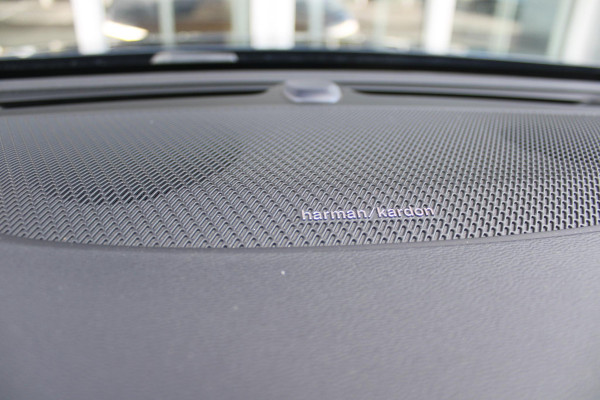 Volvo V60 2.0 B3 R-DESIGN 177PK MILD HYBRID AUTOMAAT 8 | PANORAMISCH SCHUIF/KANTELDAK | PREMIUM AUDIO BY HARMAN KARDON | 19" 5-TRIPPLE SPAAKS BLACK/DIAMAND CUT LICHTMETALEN VELGEN | BLINDSPOT INFOMATION SYSTEM (BLIS) | VERWARMDE VOORRUIT |VERWARMDE AQUABLADE RUITENWISSERBLADEN | PILOT ASSIST | APPLE CARPLAY / ANDROID AUTO | DODEHOEKDETECTIE |  ADAPTIEVE CRUISECONTROL | R-DESIGN BEKLEDING MET NAPPA LEDER I.C.M. OPEN GRID TEXTIEL | ELEKTRISCH VERSTELBARE CONTOUR STOELEN (SPORTSTOELEN) MET GEHEUGEN OP BEIDE VOORSTOELEN |VERWARMDE VOORSTOELEN EN ACHTERBANK | VERWARMD STUURWIEL | PAR