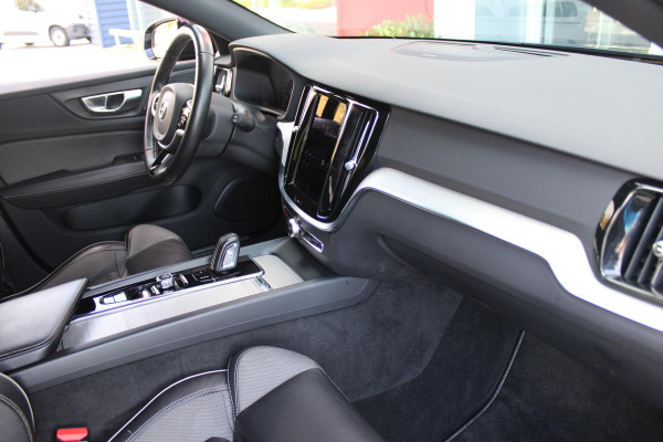 Volvo V60 2.0 B3 R-DESIGN 177PK MILD HYBRID AUTOMAAT 8 | PANORAMISCH SCHUIF/KANTELDAK | PREMIUM AUDIO BY HARMAN KARDON | 19" 5-TRIPPLE SPAAKS BLACK/DIAMAND CUT LICHTMETALEN VELGEN | BLINDSPOT INFOMATION SYSTEM (BLIS) | VERWARMDE VOORRUIT |VERWARMDE AQUABLADE RUITENWISSERBLADEN | PILOT ASSIST | APPLE CARPLAY / ANDROID AUTO | DODEHOEKDETECTIE |  ADAPTIEVE CRUISECONTROL | R-DESIGN BEKLEDING MET NAPPA LEDER I.C.M. OPEN GRID TEXTIEL | ELEKTRISCH VERSTELBARE CONTOUR STOELEN (SPORTSTOELEN) MET GEHEUGEN OP BEIDE VOORSTOELEN |VERWARMDE VOORSTOELEN EN ACHTERBANK | VERWARMD STUURWIEL | PAR