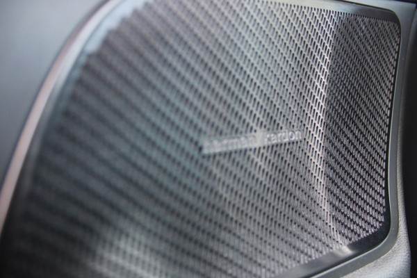 Volvo V60 2.0 B3 R-DESIGN 177PK MILD HYBRID AUTOMAAT 8 | PANORAMISCH SCHUIF/KANTELDAK | PREMIUM AUDIO BY HARMAN KARDON | 19" 5-TRIPPLE SPAAKS BLACK/DIAMAND CUT LICHTMETALEN VELGEN | BLINDSPOT INFOMATION SYSTEM (BLIS) | VERWARMDE VOORRUIT |VERWARMDE AQUABLADE RUITENWISSERBLADEN | PILOT ASSIST | APPLE CARPLAY / ANDROID AUTO | DODEHOEKDETECTIE |  ADAPTIEVE CRUISECONTROL | R-DESIGN BEKLEDING MET NAPPA LEDER I.C.M. OPEN GRID TEXTIEL | ELEKTRISCH VERSTELBARE CONTOUR STOELEN (SPORTSTOELEN) MET GEHEUGEN OP BEIDE VOORSTOELEN |VERWARMDE VOORSTOELEN EN ACHTERBANK | VERWARMD STUURWIEL | PAR