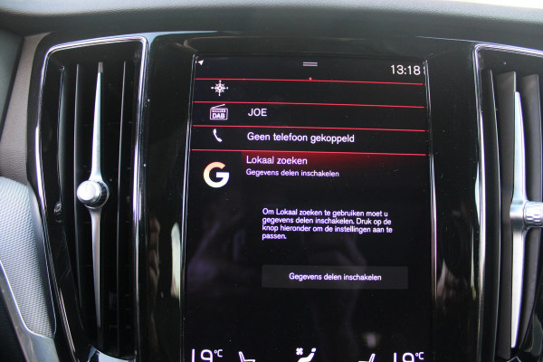 Volvo V60 2.0 B3 R-DESIGN 177PK MILD HYBRID AUTOMAAT 8 | PANORAMISCH SCHUIF/KANTELDAK | PREMIUM AUDIO BY HARMAN KARDON | 19" 5-TRIPPLE SPAAKS BLACK/DIAMAND CUT LICHTMETALEN VELGEN | BLINDSPOT INFOMATION SYSTEM (BLIS) | VERWARMDE VOORRUIT |VERWARMDE AQUABLADE RUITENWISSERBLADEN | PILOT ASSIST | APPLE CARPLAY / ANDROID AUTO | DODEHOEKDETECTIE |  ADAPTIEVE CRUISECONTROL | R-DESIGN BEKLEDING MET NAPPA LEDER I.C.M. OPEN GRID TEXTIEL | ELEKTRISCH VERSTELBARE CONTOUR STOELEN (SPORTSTOELEN) MET GEHEUGEN OP BEIDE VOORSTOELEN |VERWARMDE VOORSTOELEN EN ACHTERBANK | VERWARMD STUURWIEL | PAR