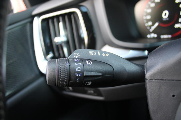 Volvo V60 2.0 B3 R-DESIGN 177PK MILD HYBRID AUTOMAAT 8 | PANORAMISCH SCHUIF/KANTELDAK | PREMIUM AUDIO BY HARMAN KARDON | 19" 5-TRIPPLE SPAAKS BLACK/DIAMAND CUT LICHTMETALEN VELGEN | BLINDSPOT INFOMATION SYSTEM (BLIS) | VERWARMDE VOORRUIT |VERWARMDE AQUABLADE RUITENWISSERBLADEN | PILOT ASSIST | APPLE CARPLAY / ANDROID AUTO | DODEHOEKDETECTIE |  ADAPTIEVE CRUISECONTROL | R-DESIGN BEKLEDING MET NAPPA LEDER I.C.M. OPEN GRID TEXTIEL | ELEKTRISCH VERSTELBARE CONTOUR STOELEN (SPORTSTOELEN) MET GEHEUGEN OP BEIDE VOORSTOELEN |VERWARMDE VOORSTOELEN EN ACHTERBANK | VERWARMD STUURWIEL | PAR