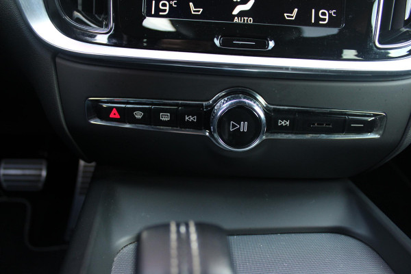 Volvo V60 2.0 B3 R-DESIGN 177PK MILD HYBRID AUTOMAAT 8 | PANORAMISCH SCHUIF/KANTELDAK | PREMIUM AUDIO BY HARMAN KARDON | 19" 5-TRIPPLE SPAAKS BLACK/DIAMAND CUT LICHTMETALEN VELGEN | BLINDSPOT INFOMATION SYSTEM (BLIS) | VERWARMDE VOORRUIT |VERWARMDE AQUABLADE RUITENWISSERBLADEN | PILOT ASSIST | APPLE CARPLAY / ANDROID AUTO | DODEHOEKDETECTIE |  ADAPTIEVE CRUISECONTROL | R-DESIGN BEKLEDING MET NAPPA LEDER I.C.M. OPEN GRID TEXTIEL | ELEKTRISCH VERSTELBARE CONTOUR STOELEN (SPORTSTOELEN) MET GEHEUGEN OP BEIDE VOORSTOELEN |VERWARMDE VOORSTOELEN EN ACHTERBANK | VERWARMD STUURWIEL | PAR