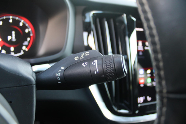 Volvo V60 2.0 B3 R-DESIGN 177PK MILD HYBRID AUTOMAAT 8 | PANORAMISCH SCHUIF/KANTELDAK | PREMIUM AUDIO BY HARMAN KARDON | 19" 5-TRIPPLE SPAAKS BLACK/DIAMAND CUT LICHTMETALEN VELGEN | BLINDSPOT INFOMATION SYSTEM (BLIS) | VERWARMDE VOORRUIT |VERWARMDE AQUABLADE RUITENWISSERBLADEN | PILOT ASSIST | APPLE CARPLAY / ANDROID AUTO | DODEHOEKDETECTIE |  ADAPTIEVE CRUISECONTROL | R-DESIGN BEKLEDING MET NAPPA LEDER I.C.M. OPEN GRID TEXTIEL | ELEKTRISCH VERSTELBARE CONTOUR STOELEN (SPORTSTOELEN) MET GEHEUGEN OP BEIDE VOORSTOELEN |VERWARMDE VOORSTOELEN EN ACHTERBANK | VERWARMD STUURWIEL | PAR