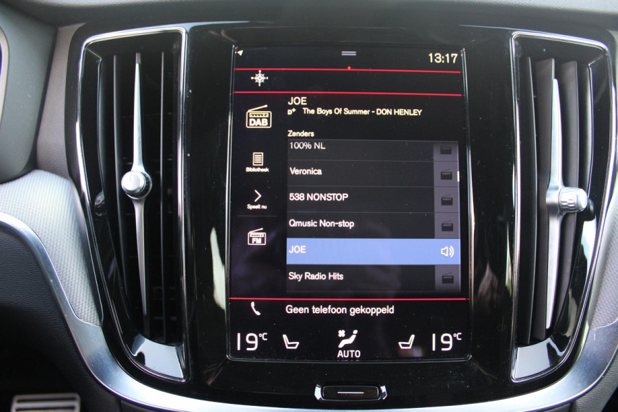 Volvo V60 2.0 B3 R-DESIGN 177PK MILD HYBRID AUTOMAAT 8 | PANORAMISCH SCHUIF/KANTELDAK | PREMIUM AUDIO BY HARMAN KARDON | 19" 5-TRIPPLE SPAAKS BLACK/DIAMAND CUT LICHTMETALEN VELGEN | BLINDSPOT INFOMATION SYSTEM (BLIS) | VERWARMDE VOORRUIT |VERWARMDE AQUABLADE RUITENWISSERBLADEN | PILOT ASSIST | APPLE CARPLAY / ANDROID AUTO | DODEHOEKDETECTIE |  ADAPTIEVE CRUISECONTROL | R-DESIGN BEKLEDING MET NAPPA LEDER I.C.M. OPEN GRID TEXTIEL | ELEKTRISCH VERSTELBARE CONTOUR STOELEN (SPORTSTOELEN) MET GEHEUGEN OP BEIDE VOORSTOELEN |VERWARMDE VOORSTOELEN EN ACHTERBANK | VERWARMD STUURWIEL | PAR