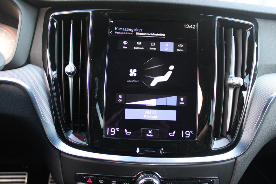 Volvo V60 2.0 B3 R-DESIGN 177PK MILD HYBRID AUTOMAAT 8 | PANORAMISCH SCHUIF/KANTELDAK | PREMIUM AUDIO BY HARMAN KARDON | 19" 5-TRIPPLE SPAAKS BLACK/DIAMAND CUT LICHTMETALEN VELGEN | BLINDSPOT INFOMATION SYSTEM (BLIS) | VERWARMDE VOORRUIT |VERWARMDE AQUABLADE RUITENWISSERBLADEN | PILOT ASSIST | APPLE CARPLAY / ANDROID AUTO | DODEHOEKDETECTIE |  ADAPTIEVE CRUISECONTROL | R-DESIGN BEKLEDING MET NAPPA LEDER I.C.M. OPEN GRID TEXTIEL | ELEKTRISCH VERSTELBARE CONTOUR STOELEN (SPORTSTOELEN) MET GEHEUGEN OP BEIDE VOORSTOELEN |VERWARMDE VOORSTOELEN EN ACHTERBANK | VERWARMD STUURWIEL | PAR