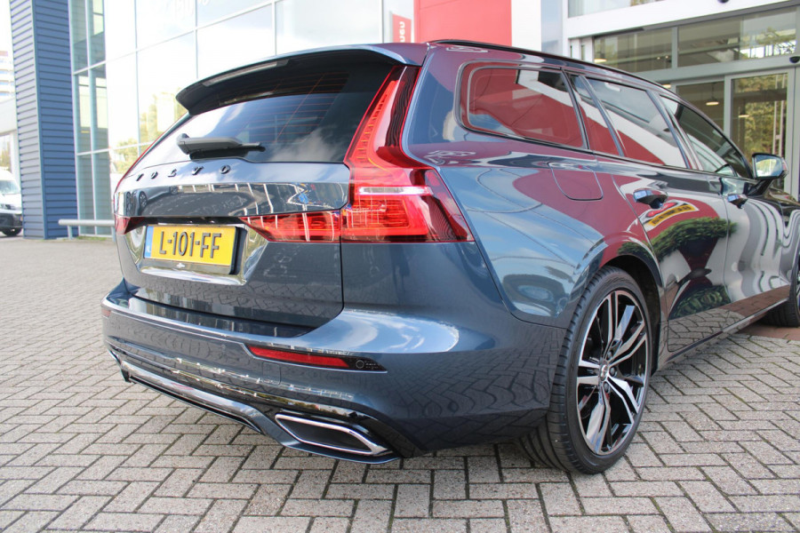 Volvo V60 2.0 B3 R-DESIGN 177PK MILD HYBRID AUTOMAAT 8 | PANORAMISCH SCHUIF/KANTELDAK | PREMIUM AUDIO BY HARMAN KARDON | 19" 5-TRIPPLE SPAAKS BLACK/DIAMAND CUT LICHTMETALEN VELGEN | BLINDSPOT INFOMATION SYSTEM (BLIS) | VERWARMDE VOORRUIT |VERWARMDE AQUABLADE RUITENWISSERBLADEN | PILOT ASSIST | APPLE CARPLAY / ANDROID AUTO | DODEHOEKDETECTIE |  ADAPTIEVE CRUISECONTROL | R-DESIGN BEKLEDING MET NAPPA LEDER I.C.M. OPEN GRID TEXTIEL | ELEKTRISCH VERSTELBARE CONTOUR STOELEN (SPORTSTOELEN) MET GEHEUGEN OP BEIDE VOORSTOELEN |VERWARMDE VOORSTOELEN EN ACHTERBANK | VERWARMD STUURWIEL | PAR