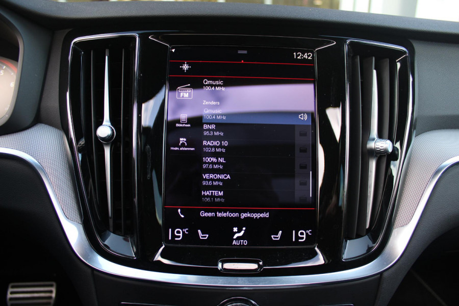 Volvo V60 2.0 B3 R-DESIGN 177PK MILD HYBRID AUTOMAAT 8 | PANORAMISCH SCHUIF/KANTELDAK | PREMIUM AUDIO BY HARMAN KARDON | 19" 5-TRIPPLE SPAAKS BLACK/DIAMAND CUT LICHTMETALEN VELGEN | BLINDSPOT INFOMATION SYSTEM (BLIS) | VERWARMDE VOORRUIT |VERWARMDE AQUABLADE RUITENWISSERBLADEN | PILOT ASSIST | APPLE CARPLAY / ANDROID AUTO | DODEHOEKDETECTIE |  ADAPTIEVE CRUISECONTROL | R-DESIGN BEKLEDING MET NAPPA LEDER I.C.M. OPEN GRID TEXTIEL | ELEKTRISCH VERSTELBARE CONTOUR STOELEN (SPORTSTOELEN) MET GEHEUGEN OP BEIDE VOORSTOELEN |VERWARMDE VOORSTOELEN EN ACHTERBANK | VERWARMD STUURWIEL | PAR