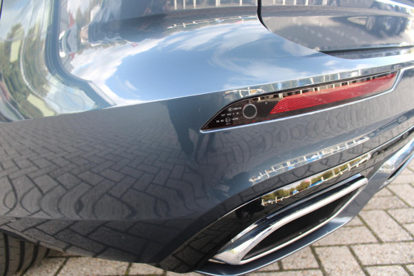 Volvo V60 2.0 B3 R-DESIGN 177PK MILD HYBRID AUTOMAAT 8 | PANORAMISCH SCHUIF/KANTELDAK | PREMIUM AUDIO BY HARMAN KARDON | 19" 5-TRIPPLE SPAAKS BLACK/DIAMAND CUT LICHTMETALEN VELGEN | BLINDSPOT INFOMATION SYSTEM (BLIS) | VERWARMDE VOORRUIT |VERWARMDE AQUABLADE RUITENWISSERBLADEN | PILOT ASSIST | APPLE CARPLAY / ANDROID AUTO | DODEHOEKDETECTIE |  ADAPTIEVE CRUISECONTROL | R-DESIGN BEKLEDING MET NAPPA LEDER I.C.M. OPEN GRID TEXTIEL | ELEKTRISCH VERSTELBARE CONTOUR STOELEN (SPORTSTOELEN) MET GEHEUGEN OP BEIDE VOORSTOELEN |VERWARMDE VOORSTOELEN EN ACHTERBANK | VERWARMD STUURWIEL | PAR