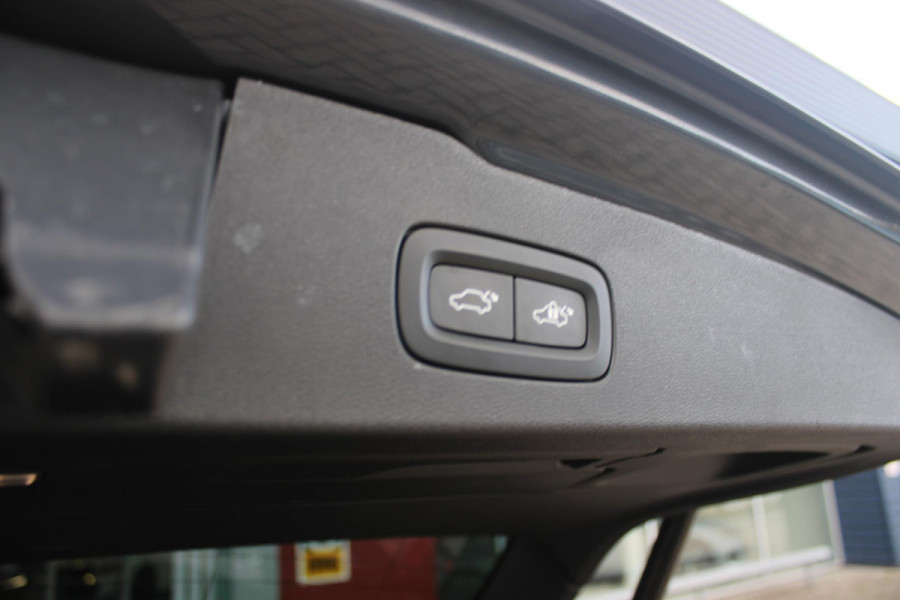 Volvo V60 2.0 B3 R-DESIGN 177PK MILD HYBRID AUTOMAAT 8 | PANORAMISCH SCHUIF/KANTELDAK | PREMIUM AUDIO BY HARMAN KARDON | 19" 5-TRIPPLE SPAAKS BLACK/DIAMAND CUT LICHTMETALEN VELGEN | BLINDSPOT INFOMATION SYSTEM (BLIS) | VERWARMDE VOORRUIT |VERWARMDE AQUABLADE RUITENWISSERBLADEN | PILOT ASSIST | APPLE CARPLAY / ANDROID AUTO | DODEHOEKDETECTIE |  ADAPTIEVE CRUISECONTROL | R-DESIGN BEKLEDING MET NAPPA LEDER I.C.M. OPEN GRID TEXTIEL | ELEKTRISCH VERSTELBARE CONTOUR STOELEN (SPORTSTOELEN) MET GEHEUGEN OP BEIDE VOORSTOELEN |VERWARMDE VOORSTOELEN EN ACHTERBANK | VERWARMD STUURWIEL | PAR