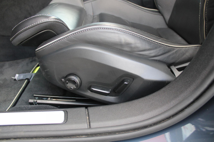 Volvo V60 2.0 B3 R-DESIGN 177PK MILD HYBRID AUTOMAAT 8 | PANORAMISCH SCHUIF/KANTELDAK | PREMIUM AUDIO BY HARMAN KARDON | 19" 5-TRIPPLE SPAAKS BLACK/DIAMAND CUT LICHTMETALEN VELGEN | BLINDSPOT INFOMATION SYSTEM (BLIS) | VERWARMDE VOORRUIT |VERWARMDE AQUABLADE RUITENWISSERBLADEN | PILOT ASSIST | APPLE CARPLAY / ANDROID AUTO | DODEHOEKDETECTIE |  ADAPTIEVE CRUISECONTROL | R-DESIGN BEKLEDING MET NAPPA LEDER I.C.M. OPEN GRID TEXTIEL | ELEKTRISCH VERSTELBARE CONTOUR STOELEN (SPORTSTOELEN) MET GEHEUGEN OP BEIDE VOORSTOELEN |VERWARMDE VOORSTOELEN EN ACHTERBANK | VERWARMD STUURWIEL | PAR