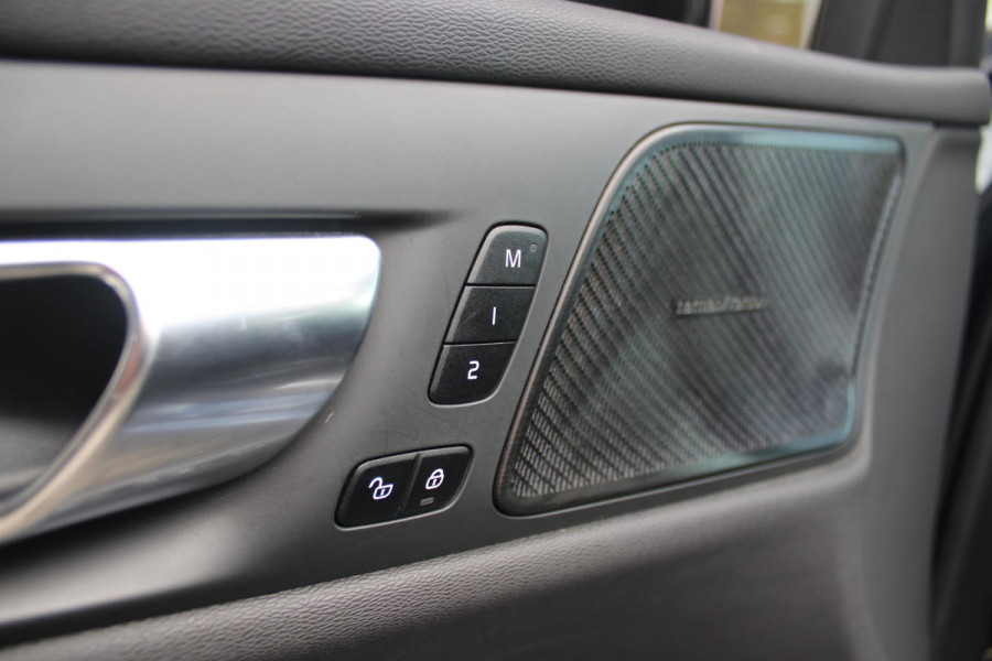 Volvo V60 2.0 B3 R-DESIGN 177PK MILD HYBRID AUTOMAAT 8 | PANORAMISCH SCHUIF/KANTELDAK | PREMIUM AUDIO BY HARMAN KARDON | 19" 5-TRIPPLE SPAAKS BLACK/DIAMAND CUT LICHTMETALEN VELGEN | BLINDSPOT INFOMATION SYSTEM (BLIS) | VERWARMDE VOORRUIT |VERWARMDE AQUABLADE RUITENWISSERBLADEN | PILOT ASSIST | APPLE CARPLAY / ANDROID AUTO | DODEHOEKDETECTIE |  ADAPTIEVE CRUISECONTROL | R-DESIGN BEKLEDING MET NAPPA LEDER I.C.M. OPEN GRID TEXTIEL | ELEKTRISCH VERSTELBARE CONTOUR STOELEN (SPORTSTOELEN) MET GEHEUGEN OP BEIDE VOORSTOELEN |VERWARMDE VOORSTOELEN EN ACHTERBANK | VERWARMD STUURWIEL | PAR