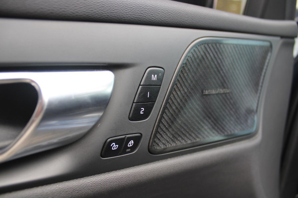 Volvo V60 2.0 B3 R-DESIGN 177PK MILD HYBRID AUTOMAAT 8 | PANORAMISCH SCHUIF/KANTELDAK | PREMIUM AUDIO BY HARMAN KARDON | 19" 5-TRIPPLE SPAAKS BLACK/DIAMAND CUT LICHTMETALEN VELGEN | BLINDSPOT INFOMATION SYSTEM (BLIS) | VERWARMDE VOORRUIT |VERWARMDE AQUABLADE RUITENWISSERBLADEN | PILOT ASSIST | APPLE CARPLAY / ANDROID AUTO | DODEHOEKDETECTIE |  ADAPTIEVE CRUISECONTROL | R-DESIGN BEKLEDING MET NAPPA LEDER I.C.M. OPEN GRID TEXTIEL | ELEKTRISCH VERSTELBARE CONTOUR STOELEN (SPORTSTOELEN) MET GEHEUGEN OP BEIDE VOORSTOELEN |VERWARMDE VOORSTOELEN EN ACHTERBANK | VERWARMD STUURWIEL | PAR